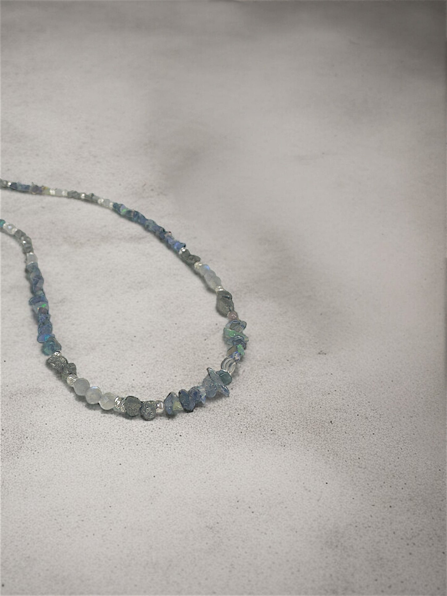 Collier opalescent, talisman – Opale noire d’Éthiopie, Pyrite et Labradorite | Protection, ancrage et lumière intérieure