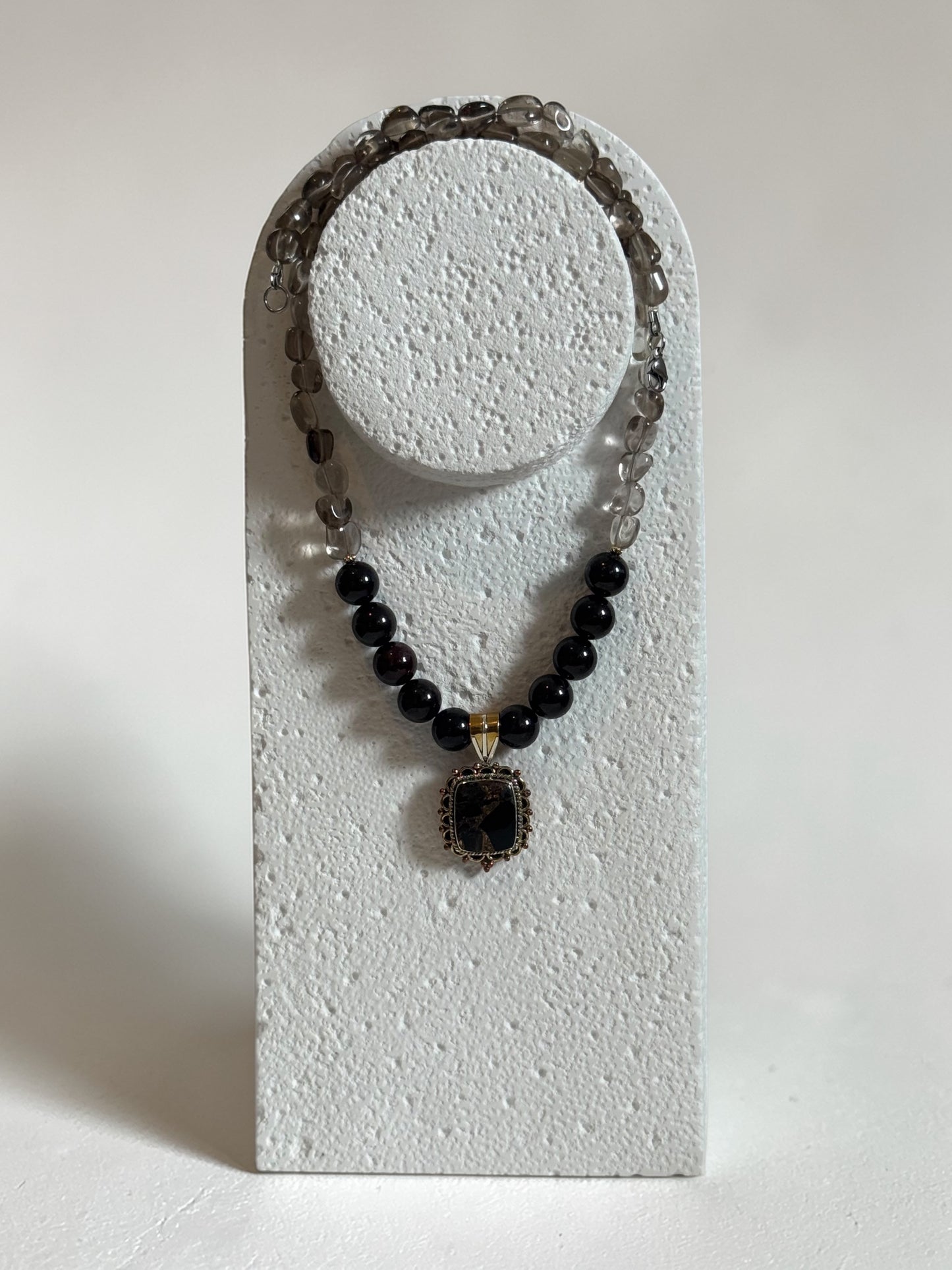 Collier Turquoise noire, Quartz fumé & Grenat
