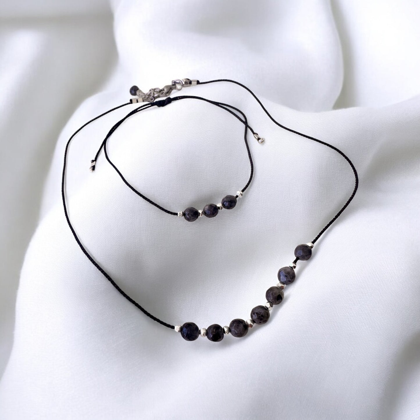 Ensemble collier et bracelet Larvikite sur soie