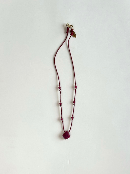Collier Thulite sur soie