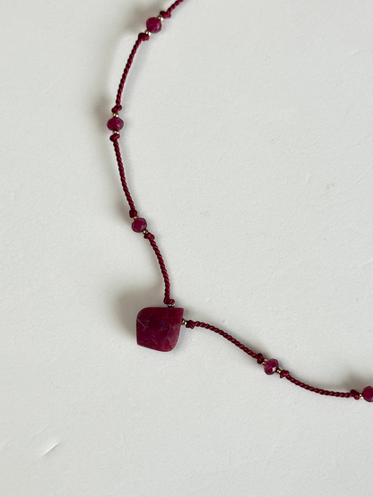 Collier Thulite sur soie