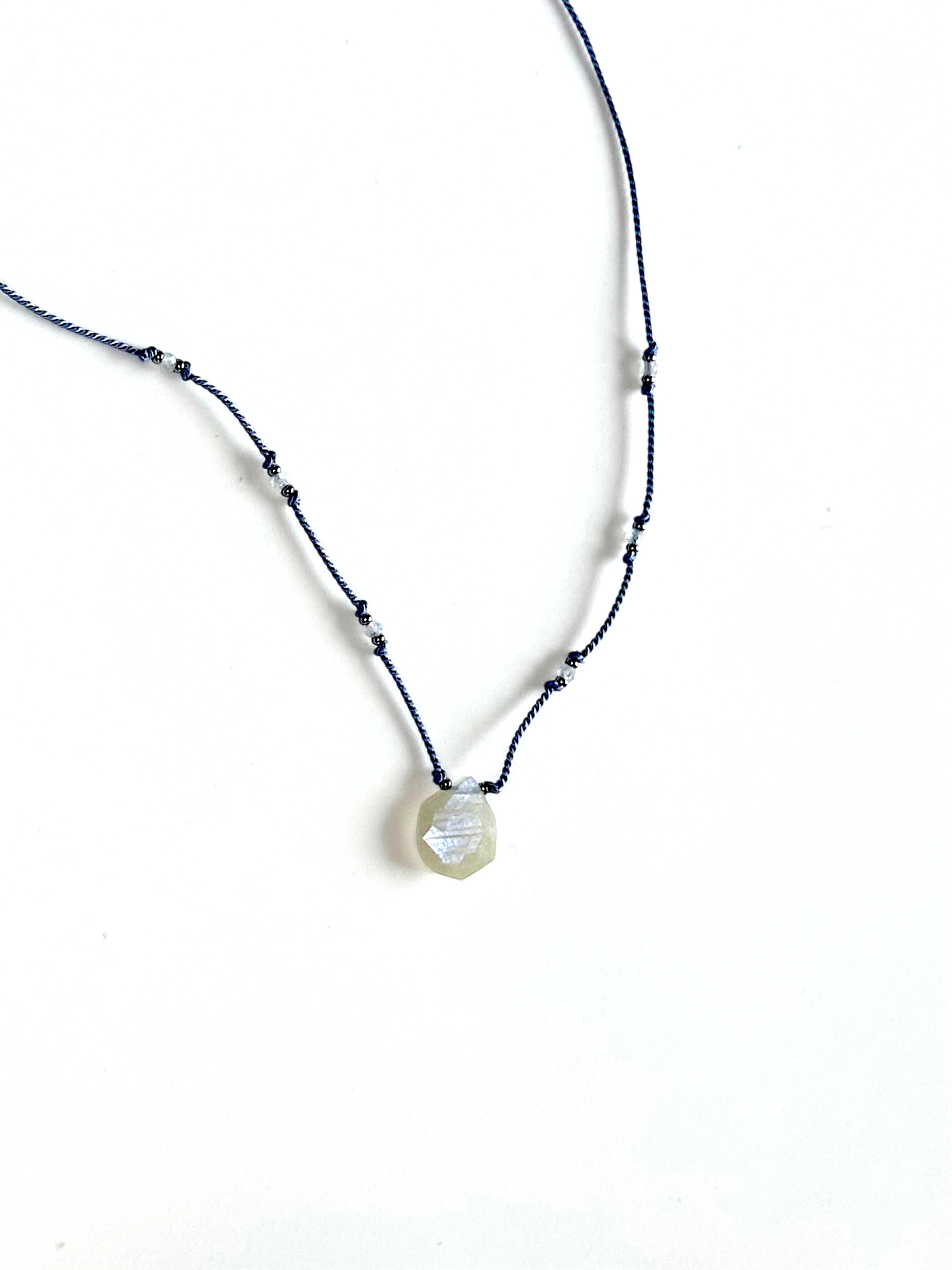 Collier Pierre de Lune sur soie