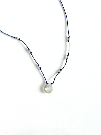 Collier Pierre de Lune sur soie