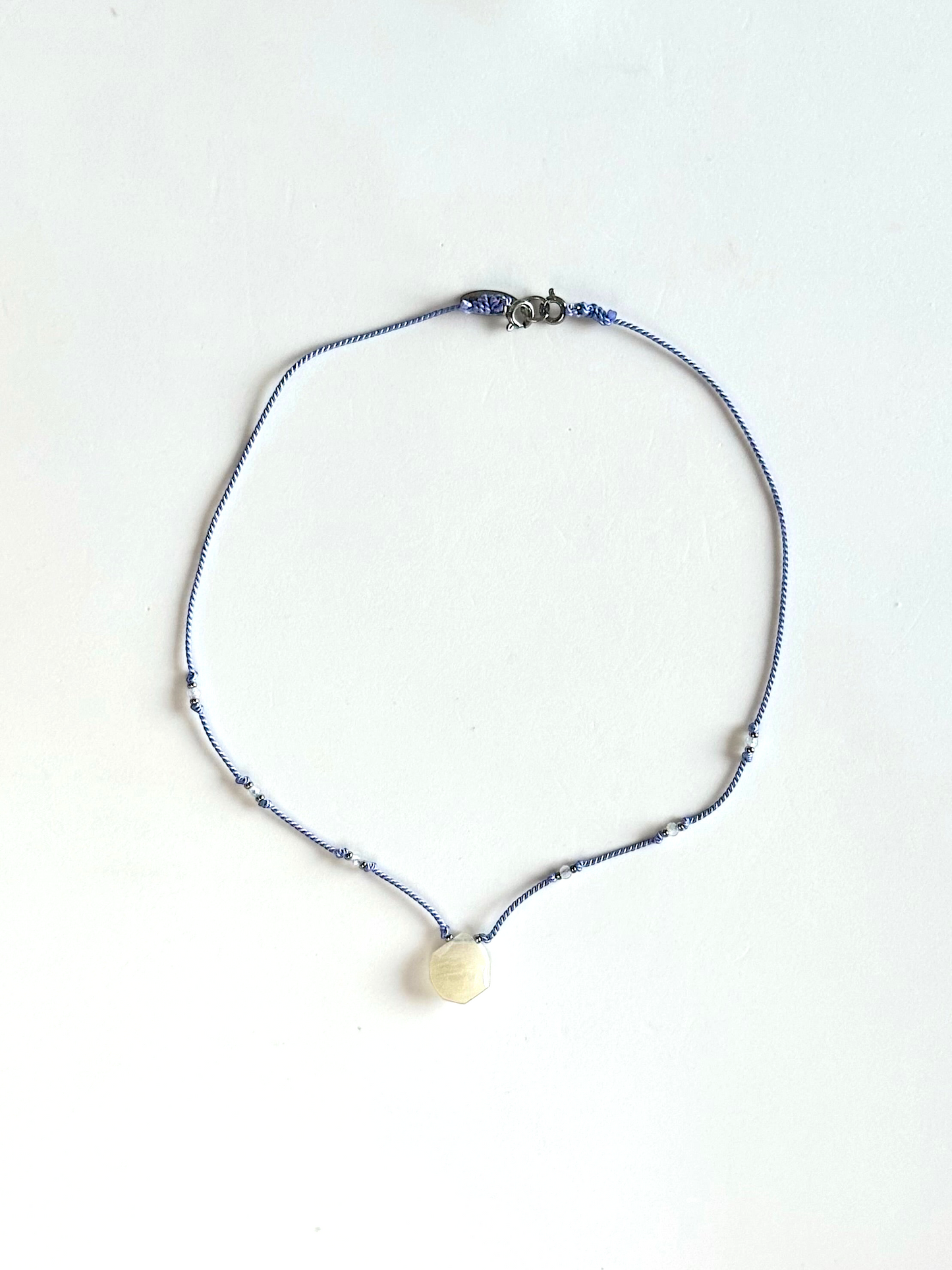 Collier Pierre de Lune sur soie