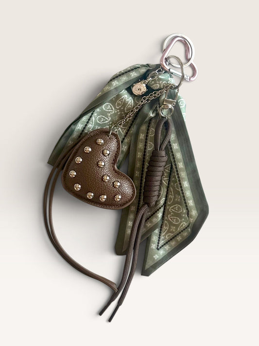 Porte-clé cœur marron clouté avec foulard vert à motifs de CosmicsJewels sur fond blanc