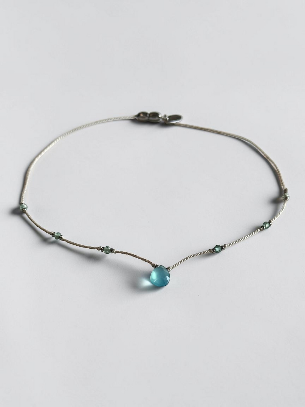 Collana Calcedonio & Apatite su seta