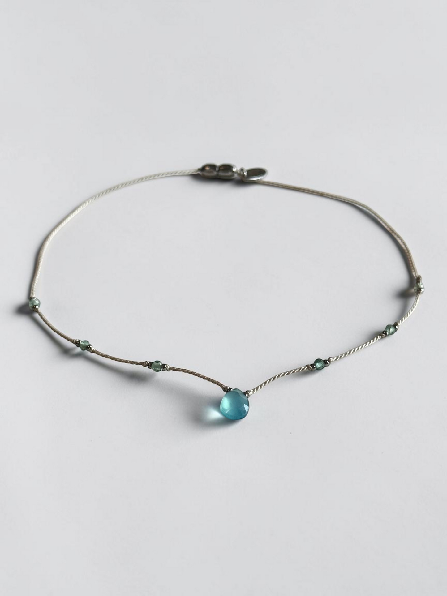 Collier Calcédoine & Apatite sur soie