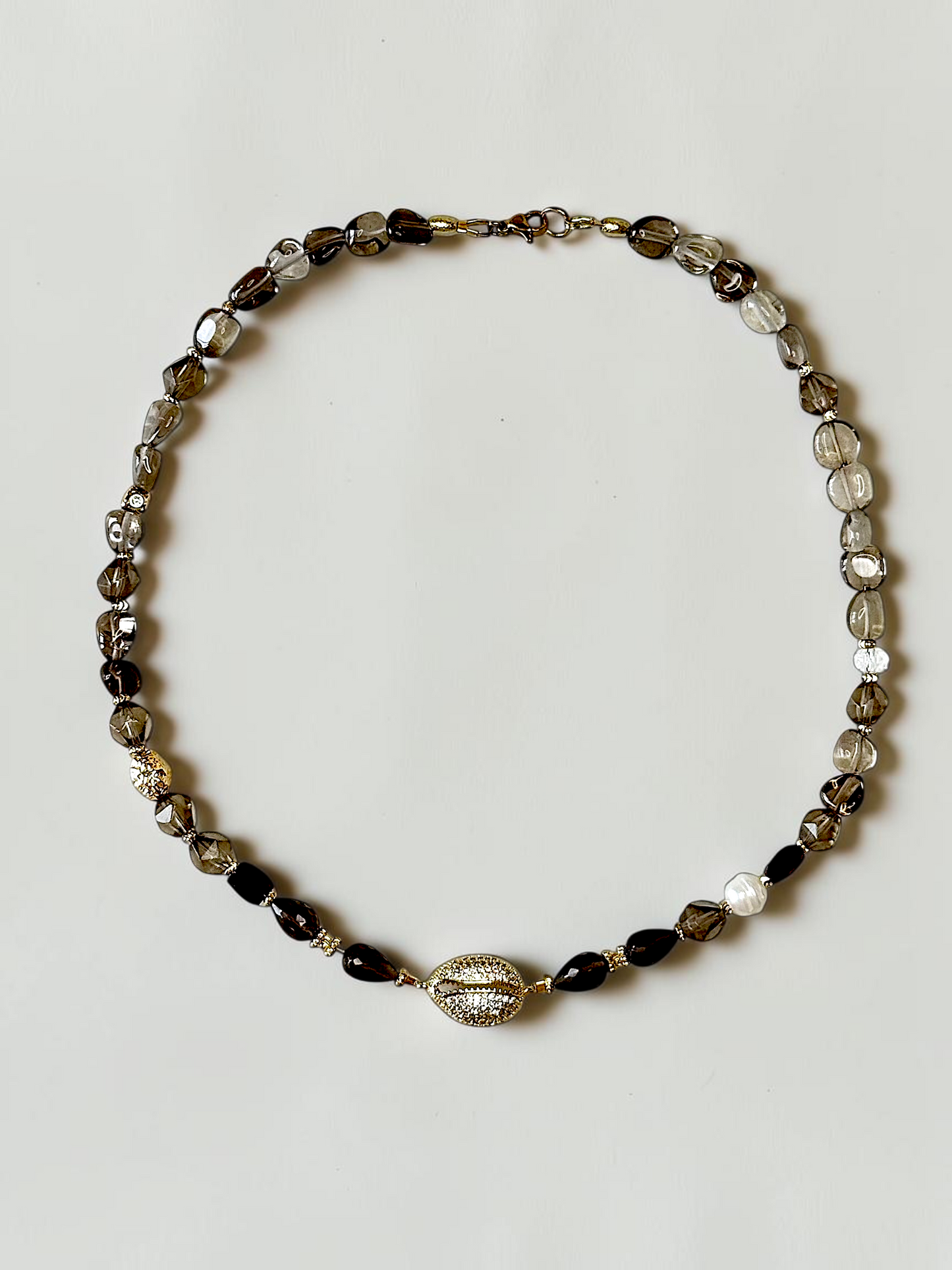 Collier Quartz fumé & Perle d’eau douce — L’ancrage lumineux