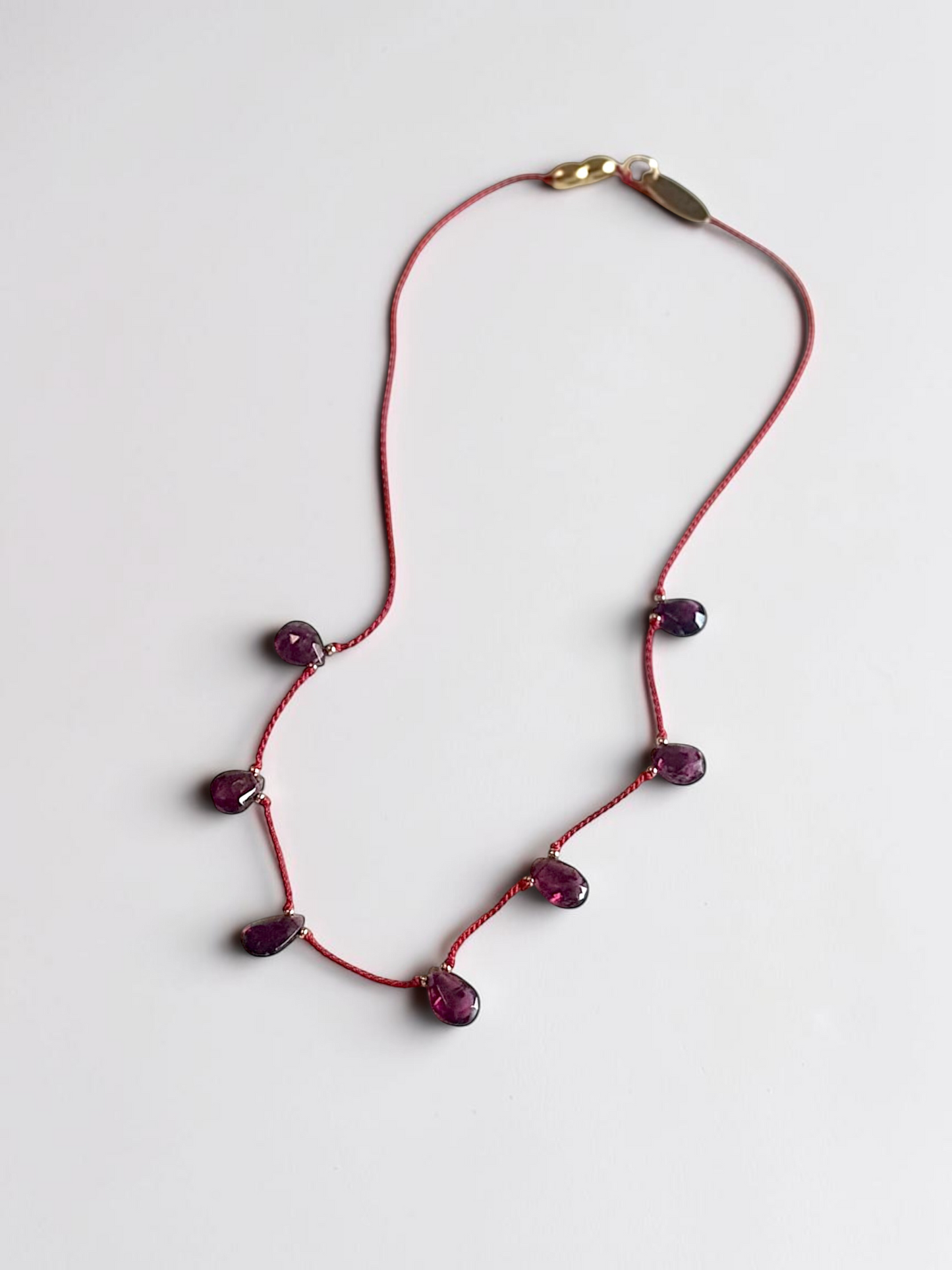 Collier Grenat sur soie