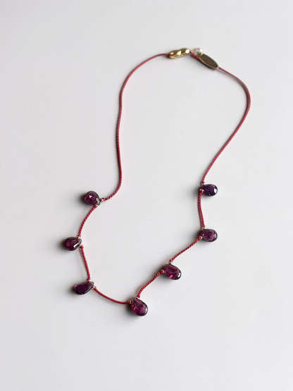 Collier Grenat sur soie