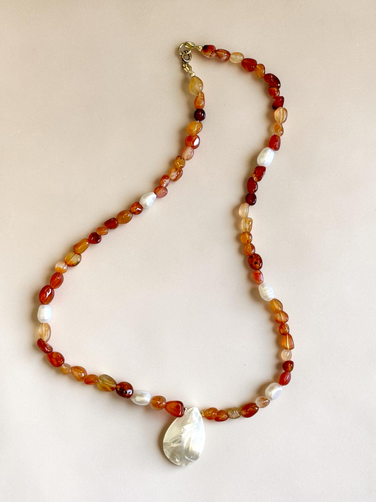 Collier Cornaline & Coquillage nacre — Le feu doux de l’élan retrouvé