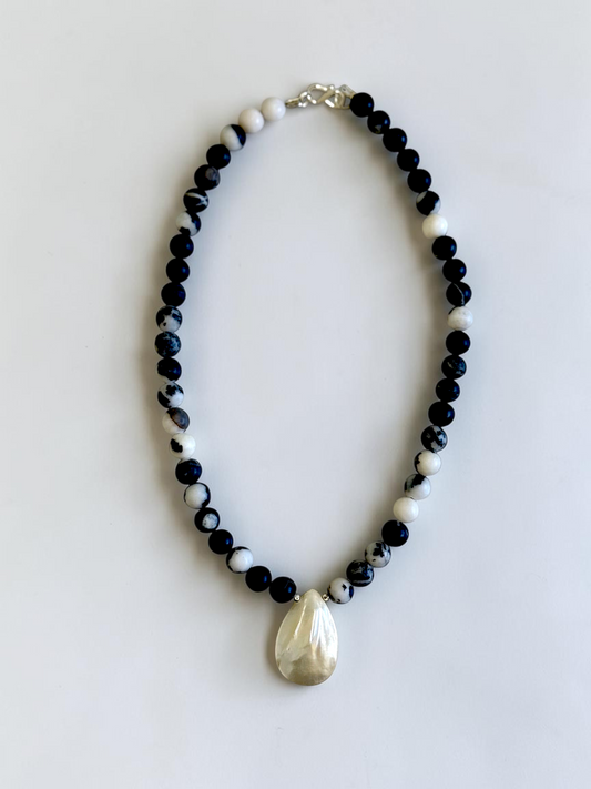 Collier Jaspe Zèbre & Coquillage nacre — L’équilibre entre la terre et la mer