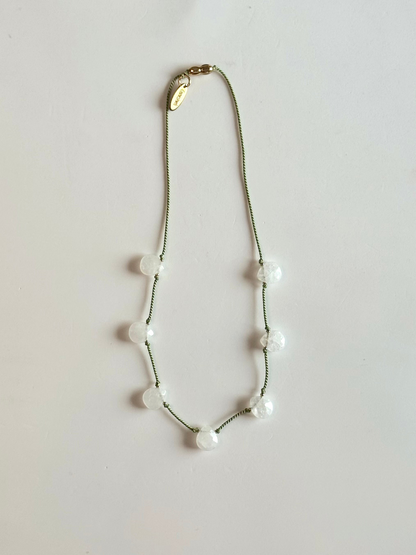 Collier Quartz blanc sur soie