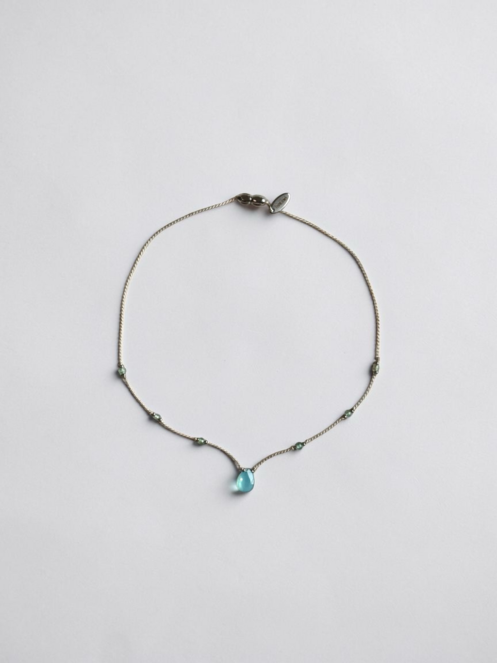 Collana Calcedonio & Apatite su seta