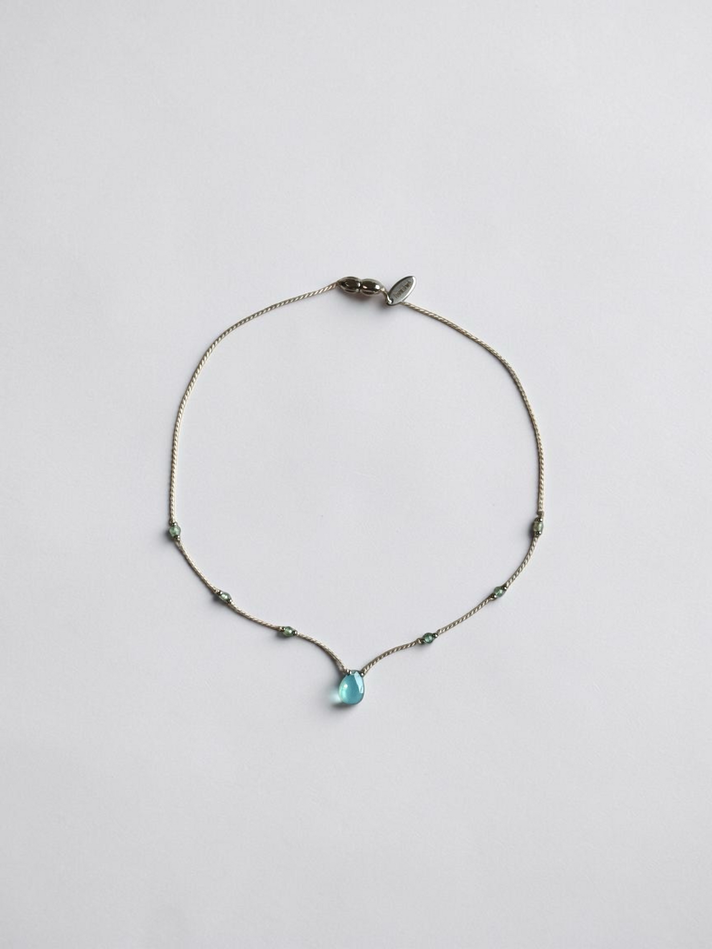 Collier Calcédoine & Apatite sur soie