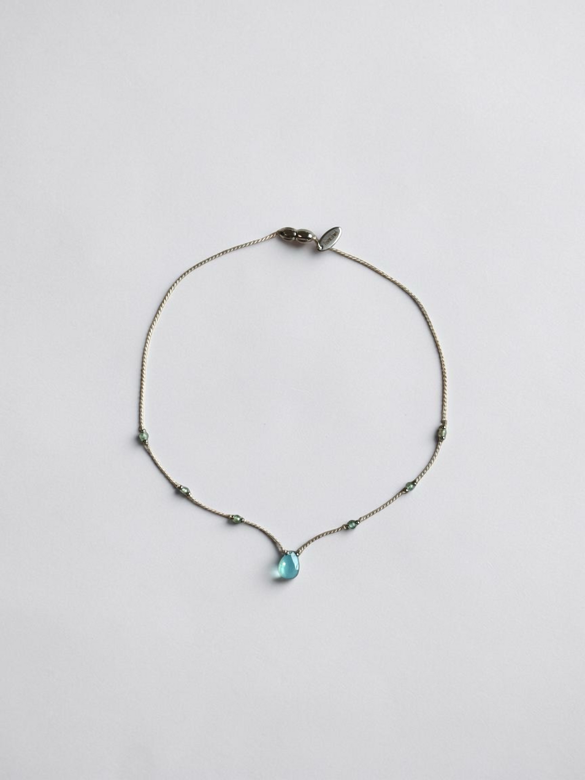 Collana Calcedonio & Apatite su seta