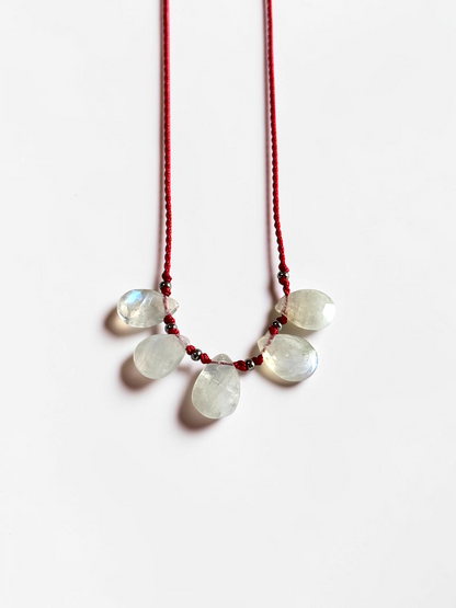 Collier Pierre de lune sur soie