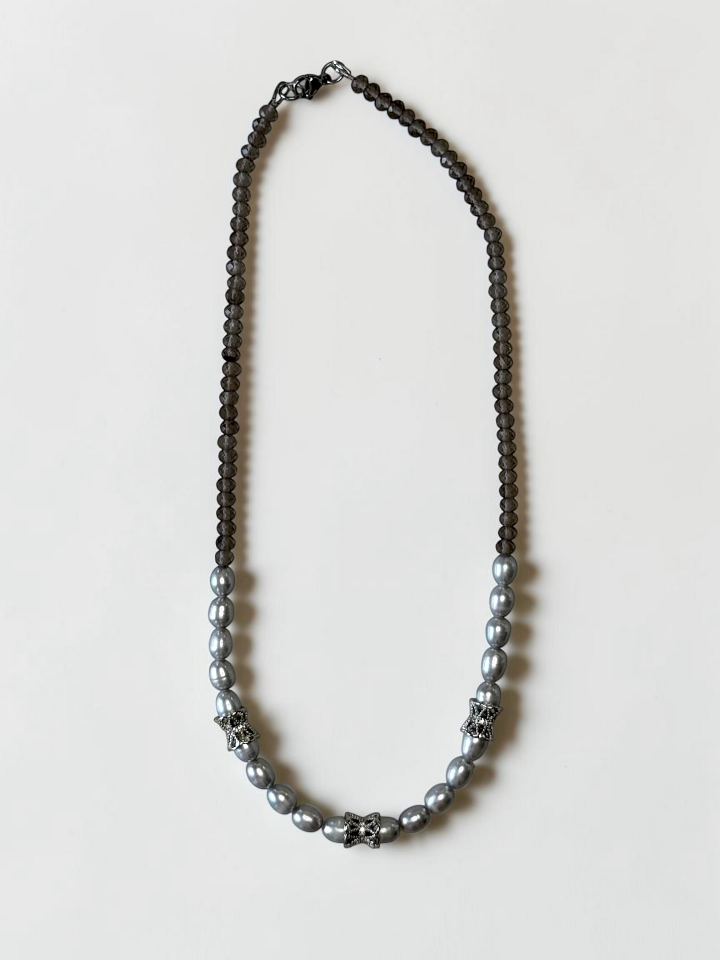 Collier Quartz fumé & Perles d’eau douce  — La Profondeur Sereine
