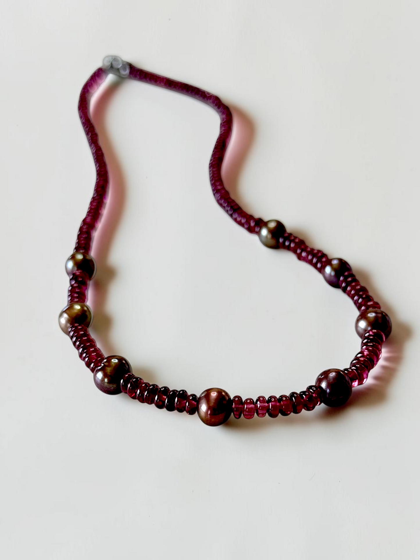 Collier Grenat Rhodolite & Perles d’eau douce — La passion silencieuse