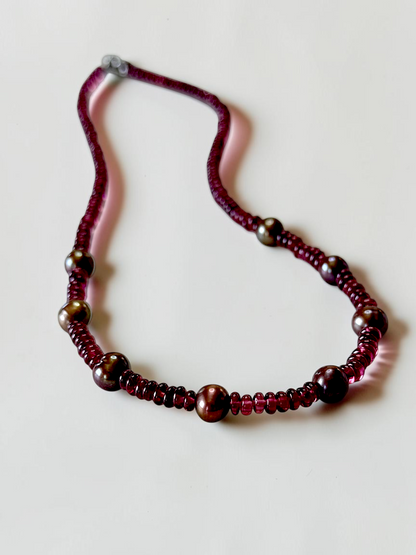 Collier Grenat Rhodolite & Perles d’eau douce — La passion silencieuse