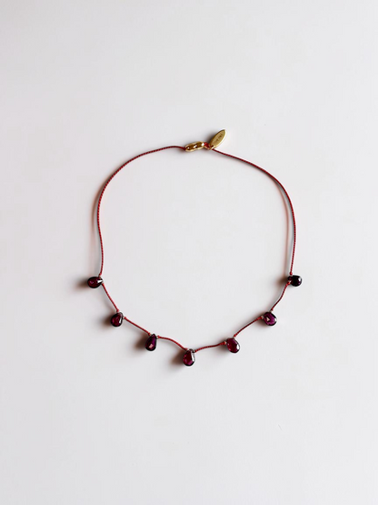 Collier Grenat sur soie