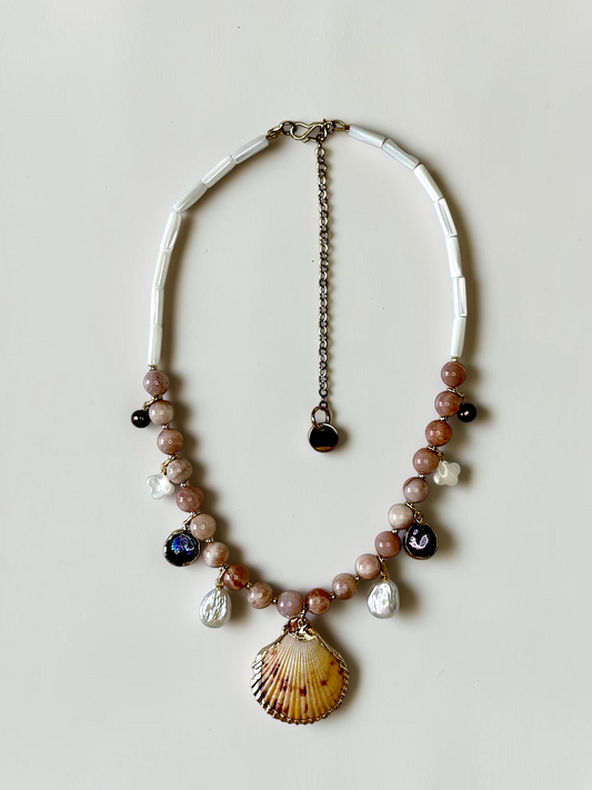 Collier Charms Pierre de soleil & Nacre — L’éclat de la mer et de la lumière