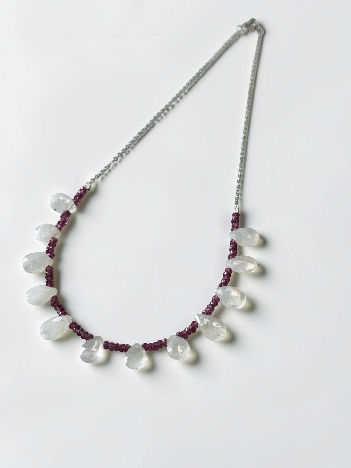 Collier Grenat Rhodolite & Pierre de lune — Le feu et le clair de lune
