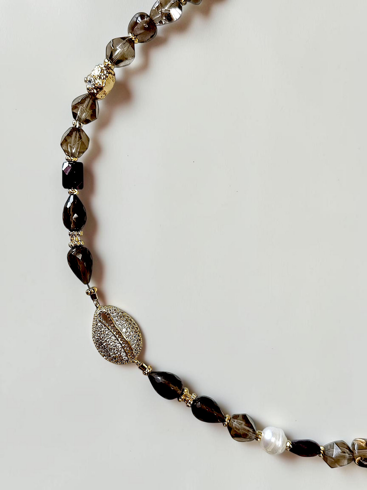 Collier Quartz fumé & Perle d’eau douce — L’ancrage lumineux