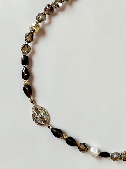 Collier Quartz fumé & Perle d’eau douce — L’ancrage lumineux