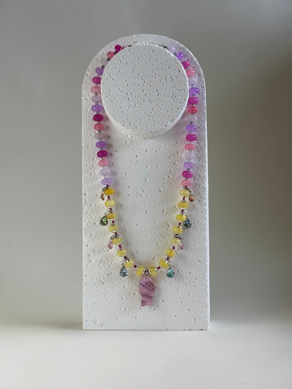 Collana Charms Giada e Madreperla — L'armonia del vivente