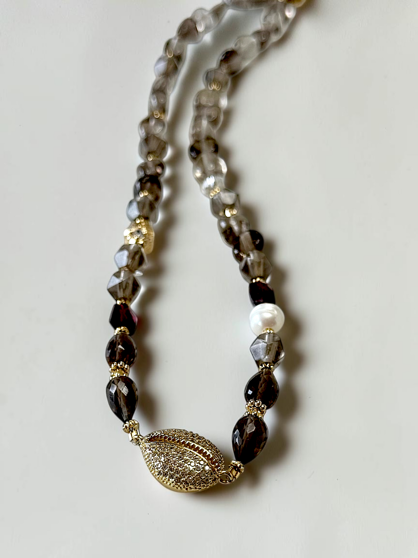 Collier Quartz fumé & Perle d’eau douce — L’ancrage lumineux