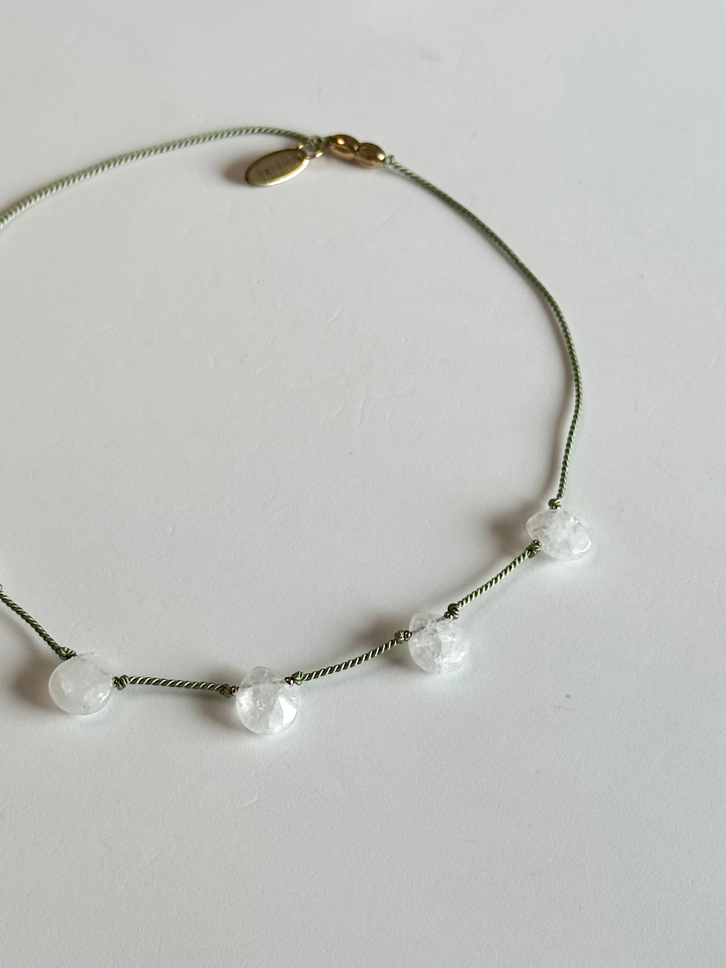 Collier Quartz blanc sur soie