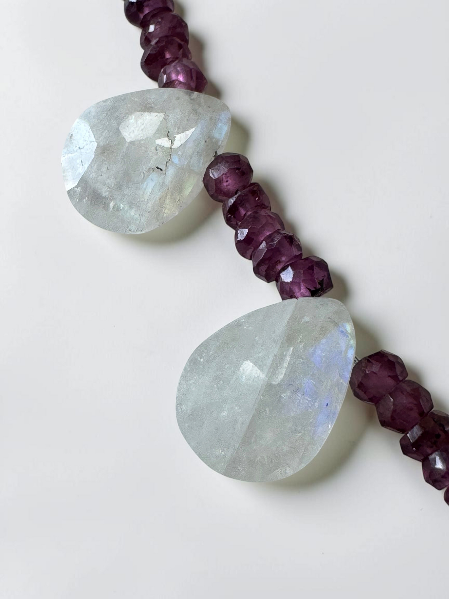 Collier Grenat Rhodolite & Pierre de lune — Le feu et le clair de lune