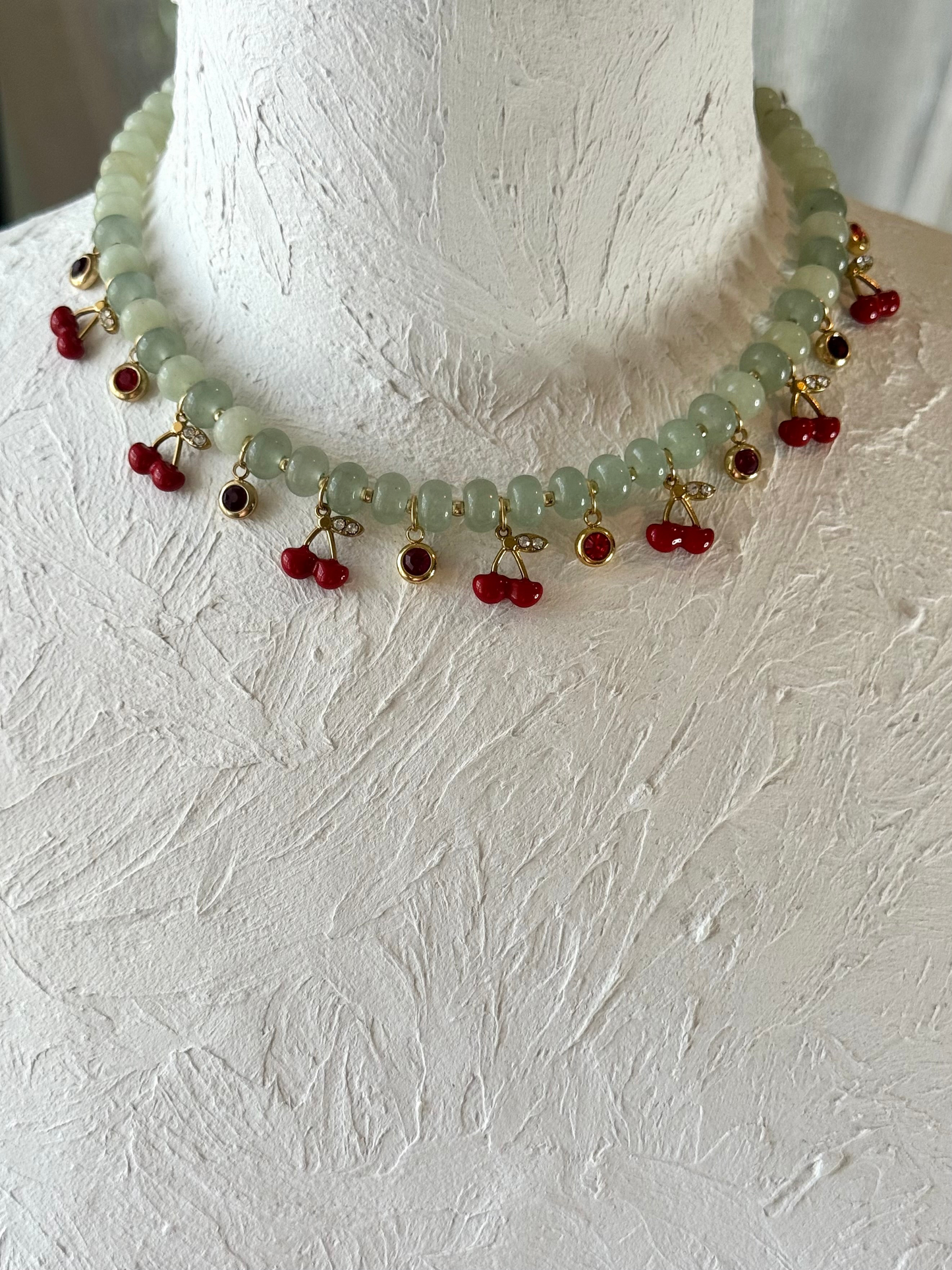 Collier Charms Jade & breloques cerises