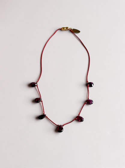 Collier Grenat sur soie