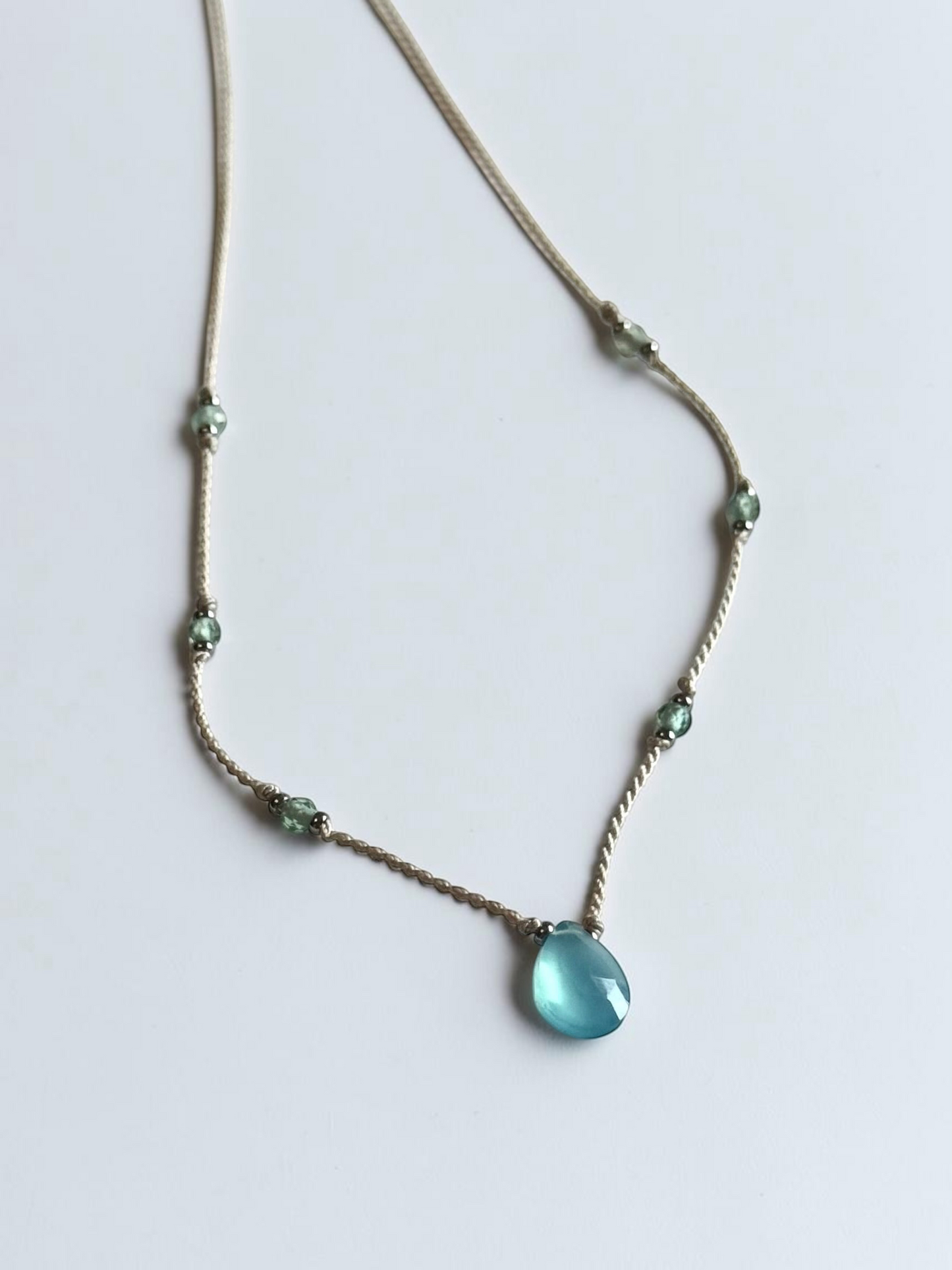 Collier Calcédoine & Apatite sur soie