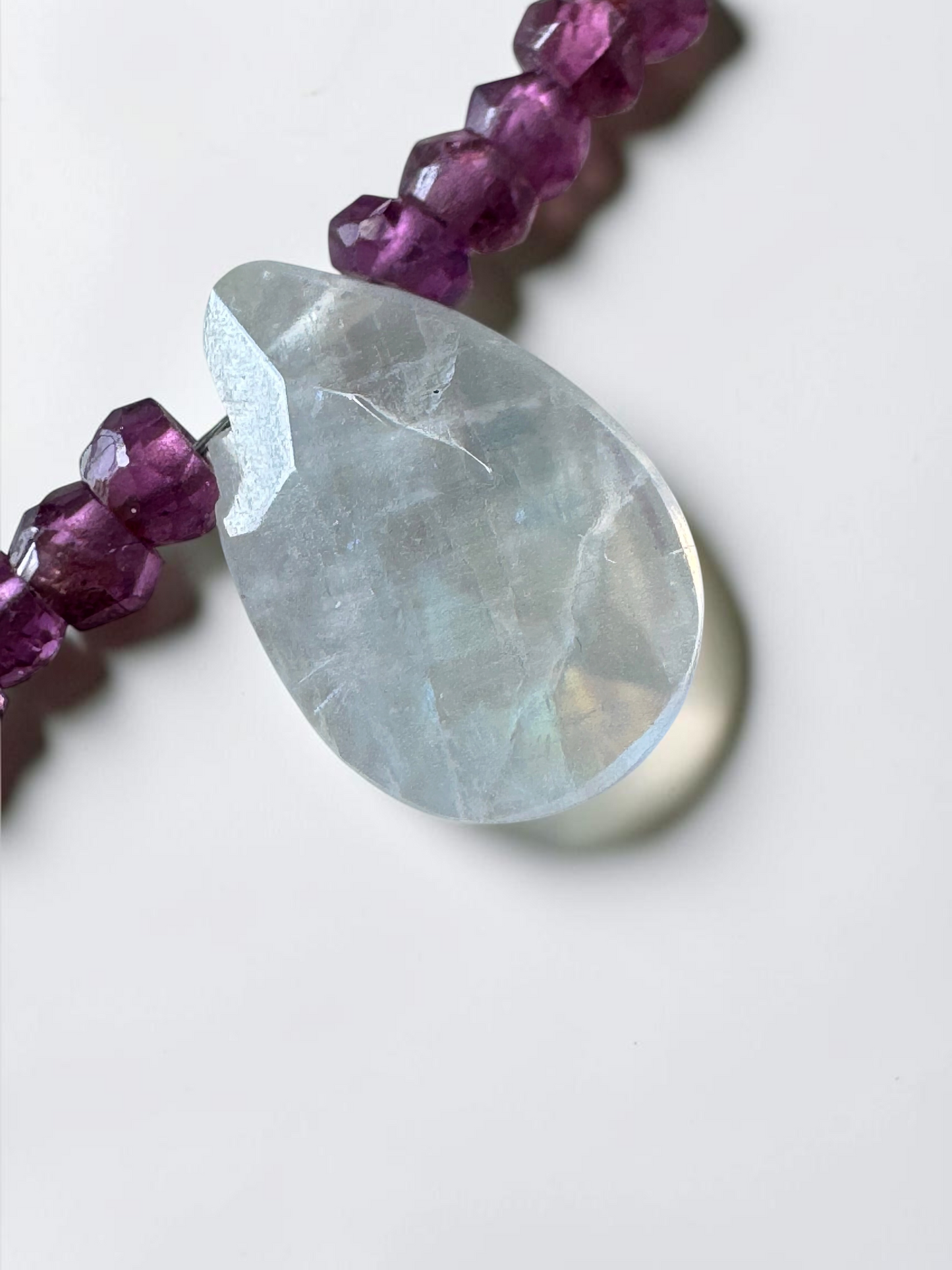 Collier Grenat Rhodolite & Pierre de lune — Le feu et le clair de lune