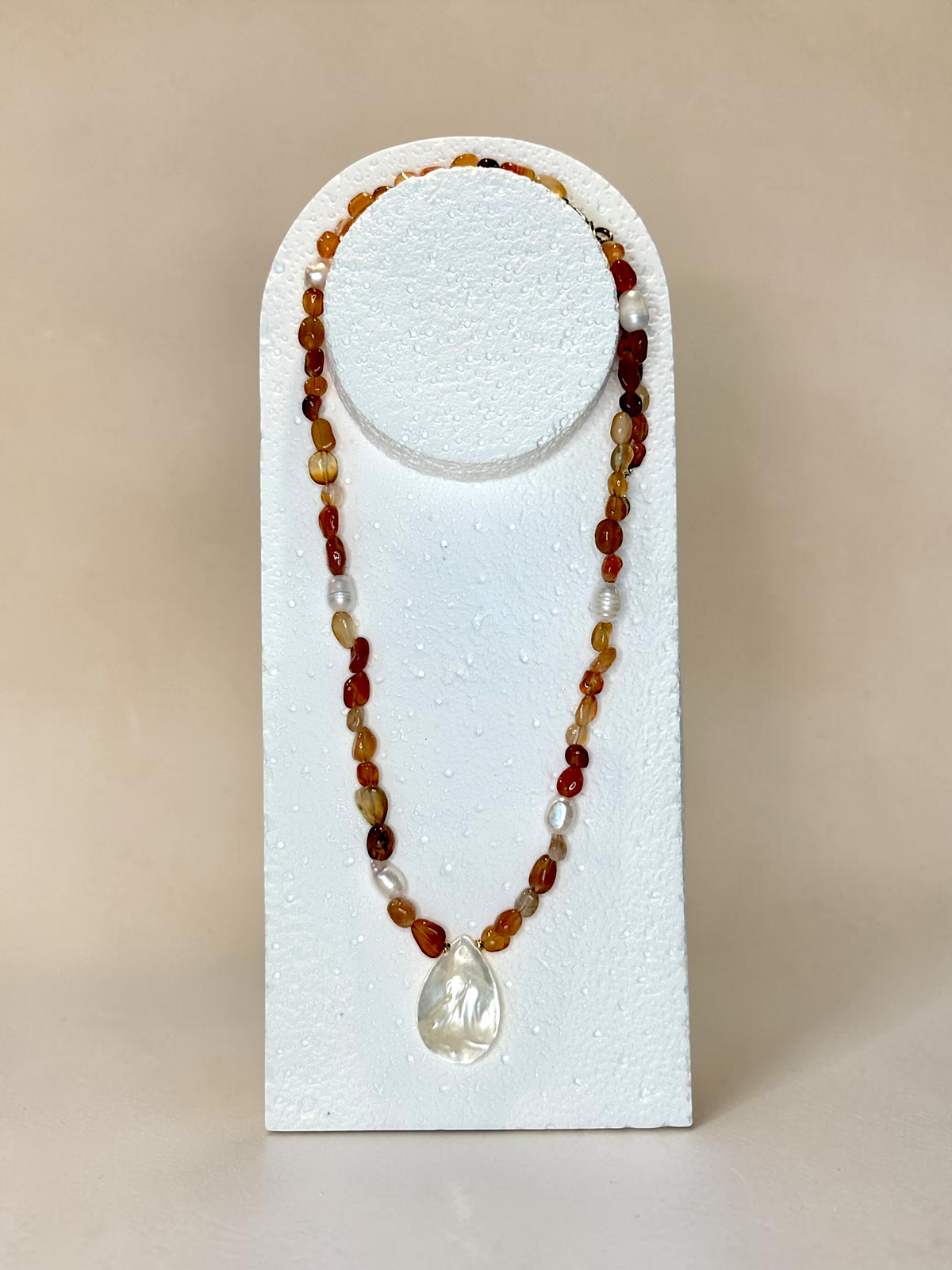 Collier Cornaline & Coquillage nacre — Le feu doux de l’élan retrouvé