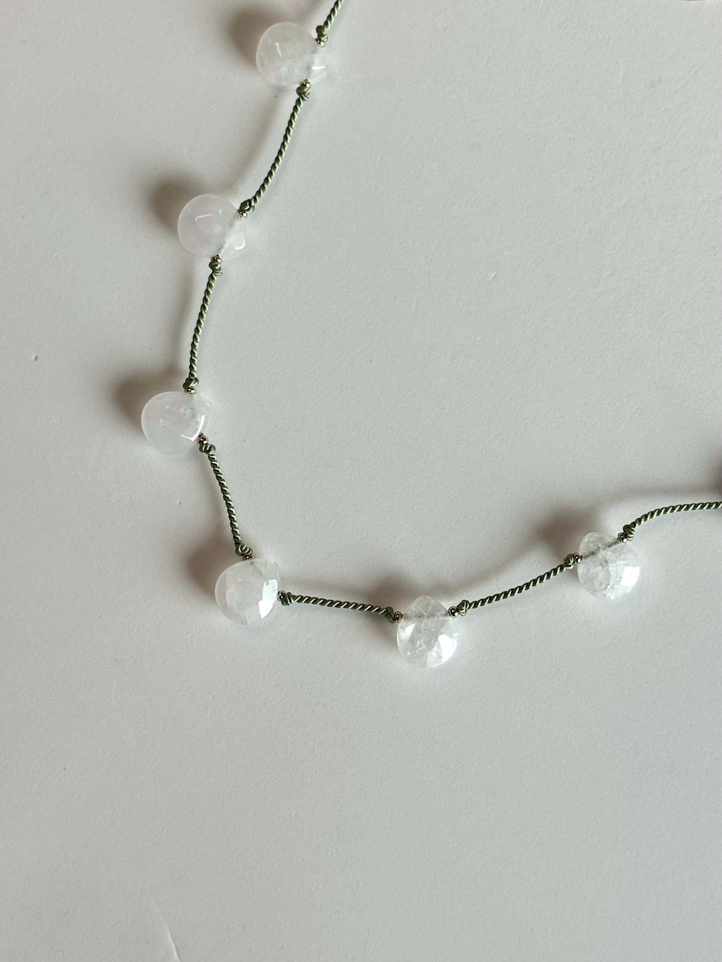 Collier Quartz blanc sur soie