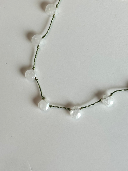 Collier Quartz blanc sur soie