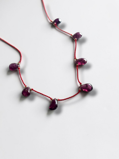 Collier Grenat sur soie