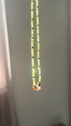 Collier perle d’eau douce & péridot – Sérénité et ancrage
