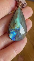 Collier Labradorite sertie Cuivre sur ruban de soie — Le Voile de Mystère