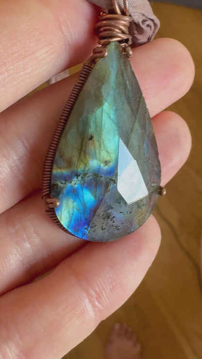 Collier Labradorite sertie Cuivre sur ruban de soie — Le Voile de Mystère